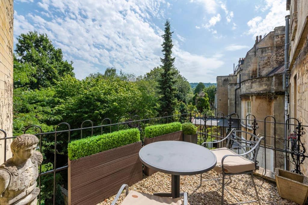 Beautiful Studio With Private Outside Terrace Apartment บาธ ภายนอก รูปภาพ