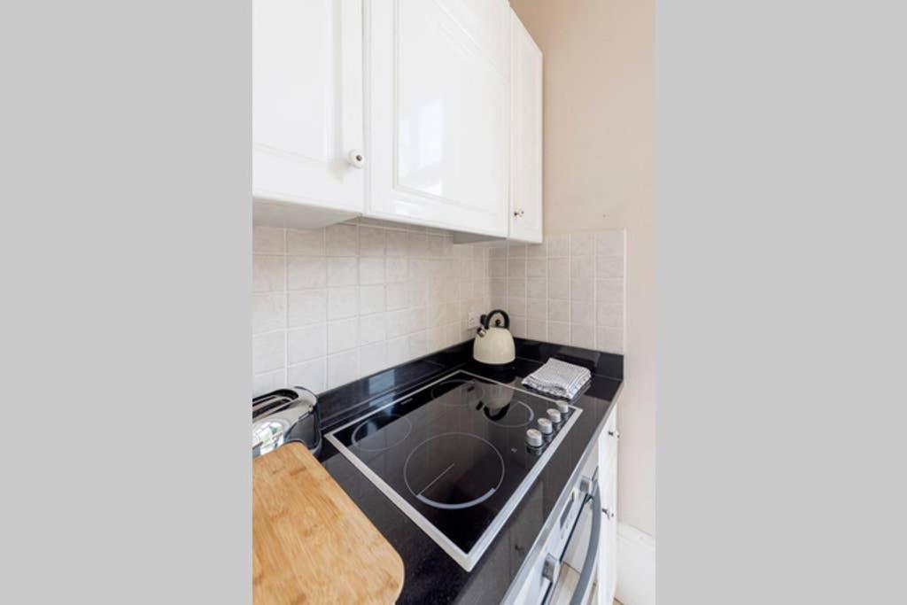 Beautiful Studio With Private Outside Terrace Apartment บาธ ภายนอก รูปภาพ